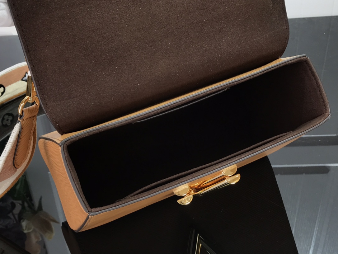 L*ouis V*uitton Top Bag 23*17*9.5cm