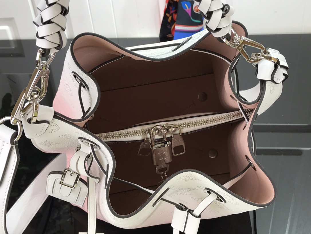 L*ouis V*uitton Top Bag 25 x 25 x 20 cm