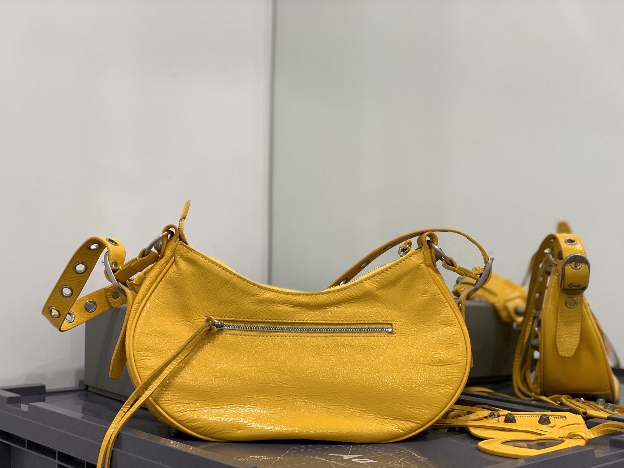 B*alenciaga Bag Top Quality 33x16x8.4cm