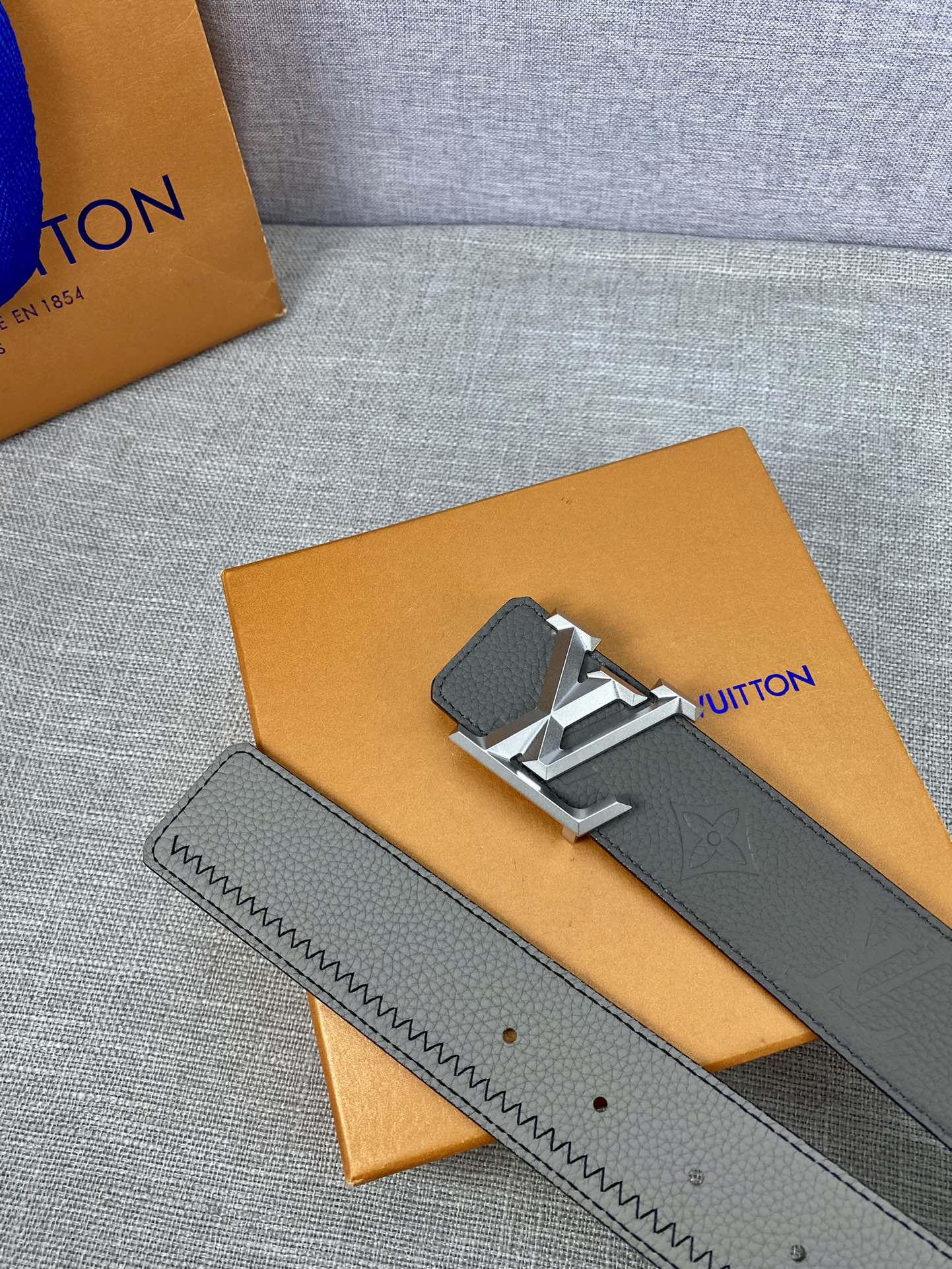 L*ouis V*uitton Belts Top Version