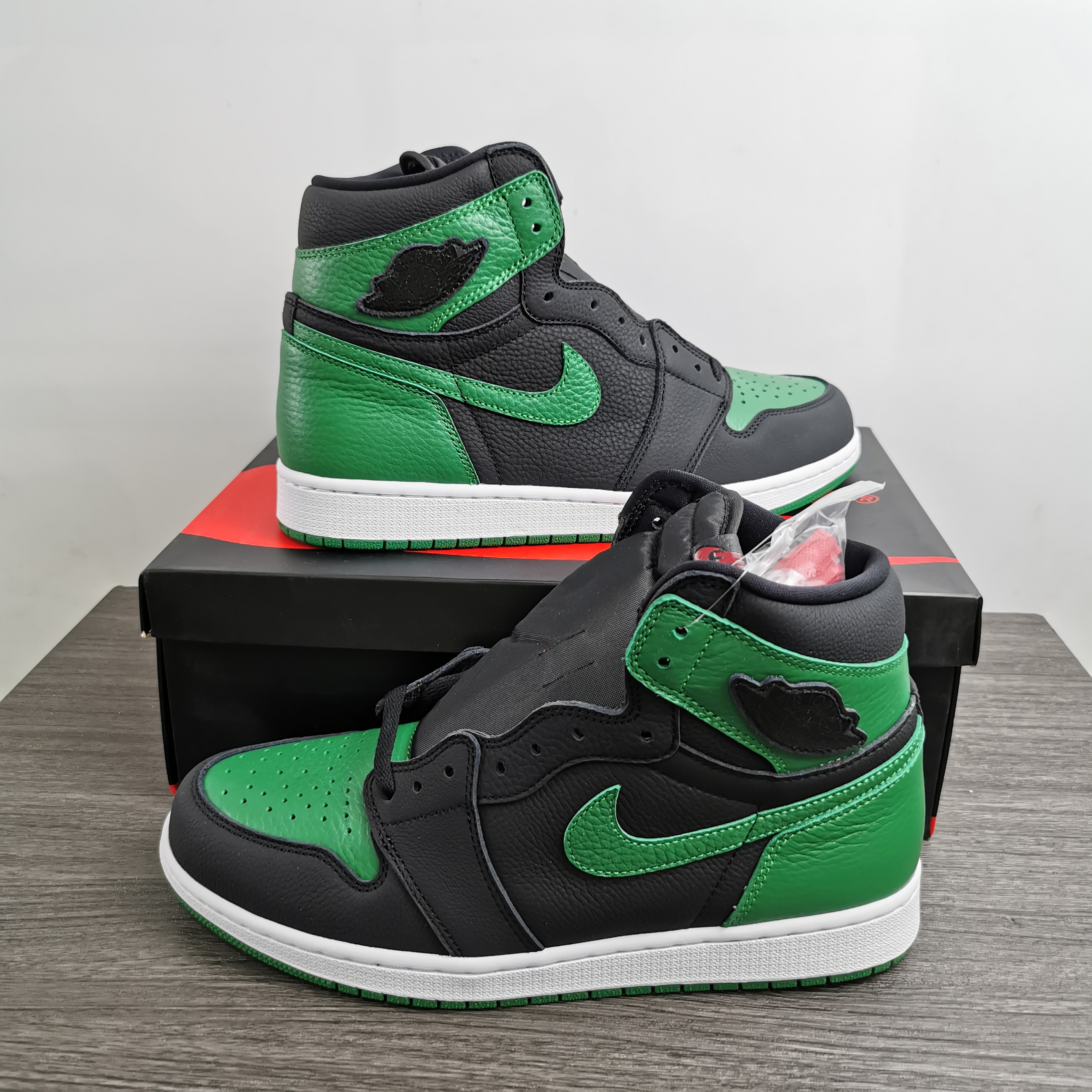 Air Jordan 1 Retro High OG Pine Green 555088-030