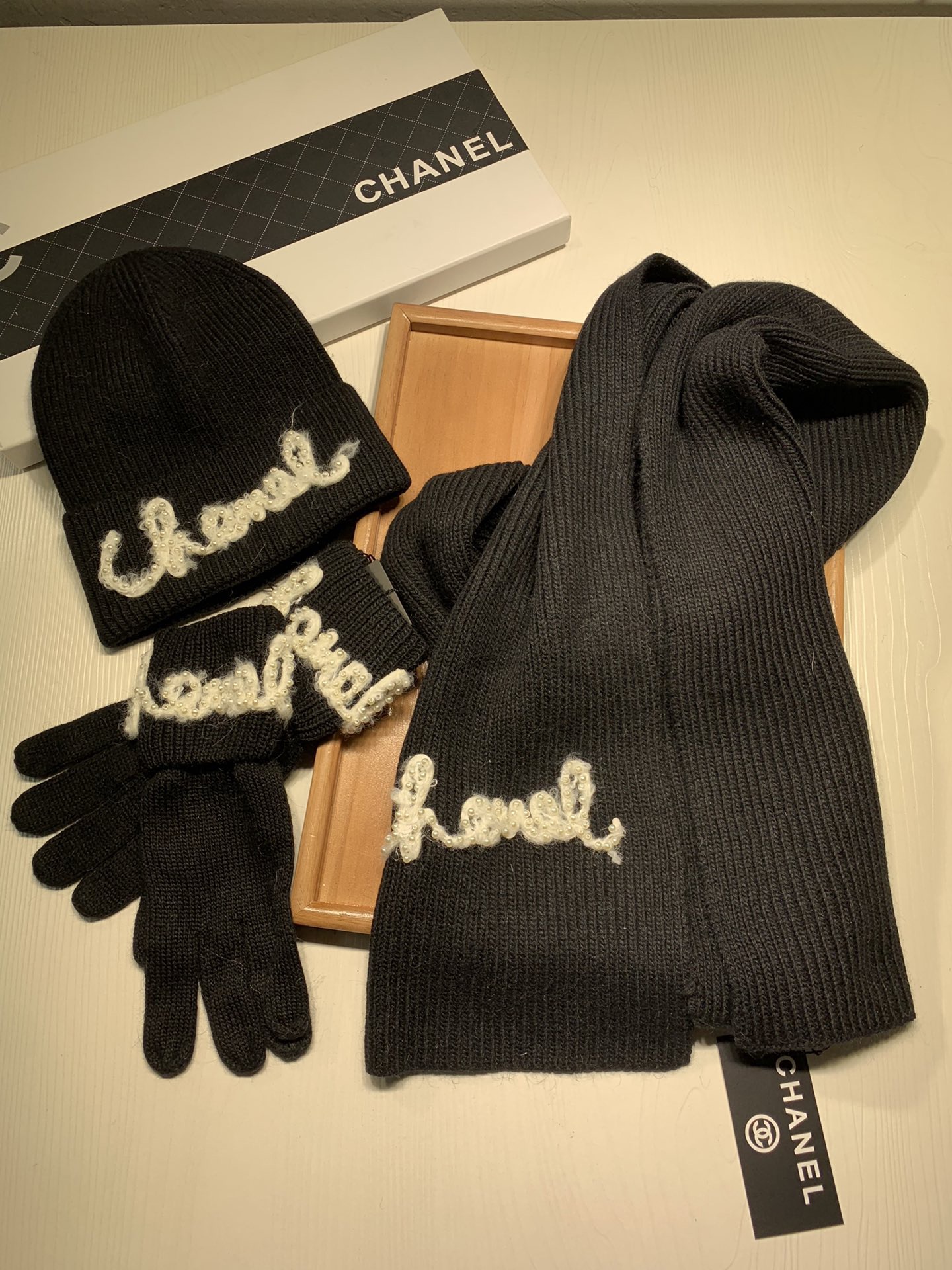 Women Men Hat+Gloves+The scarf C*hanel