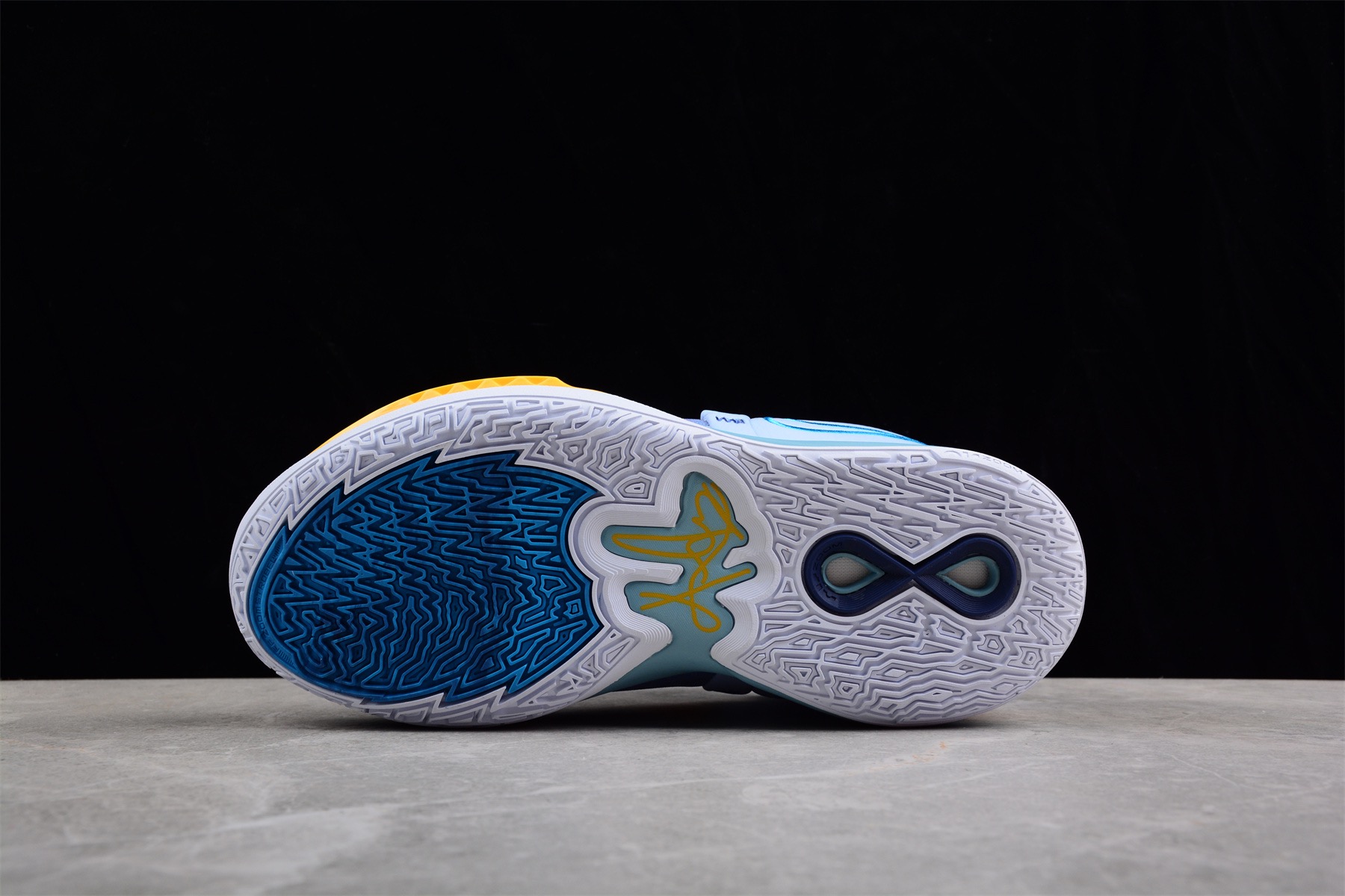 NIKE Kyrie 8 infinity