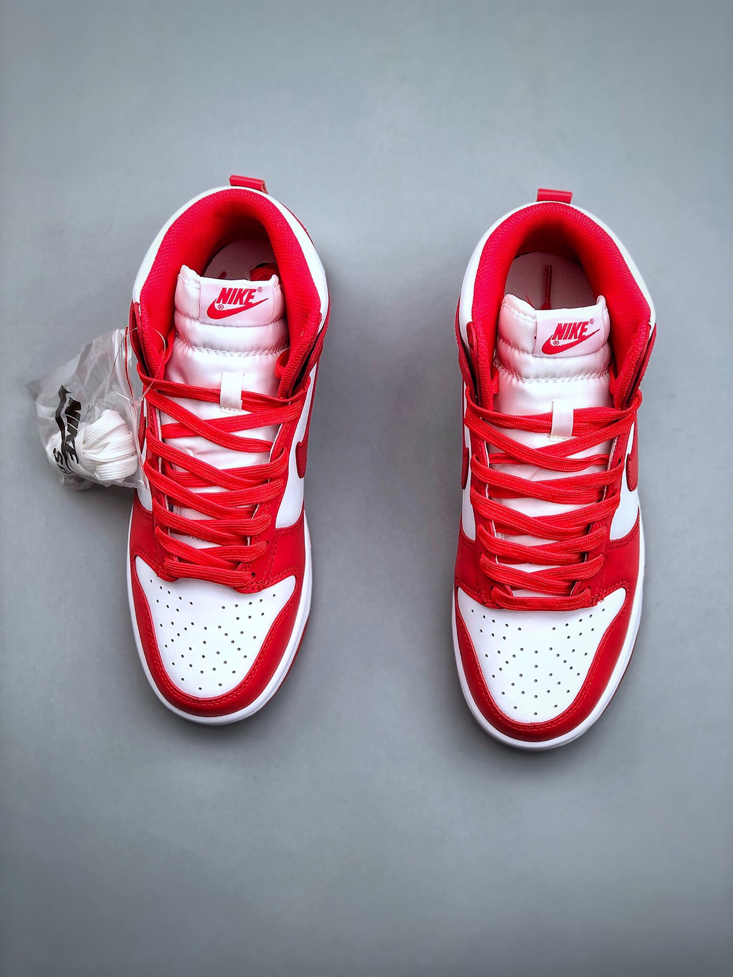 Nike SB Dunk High university red