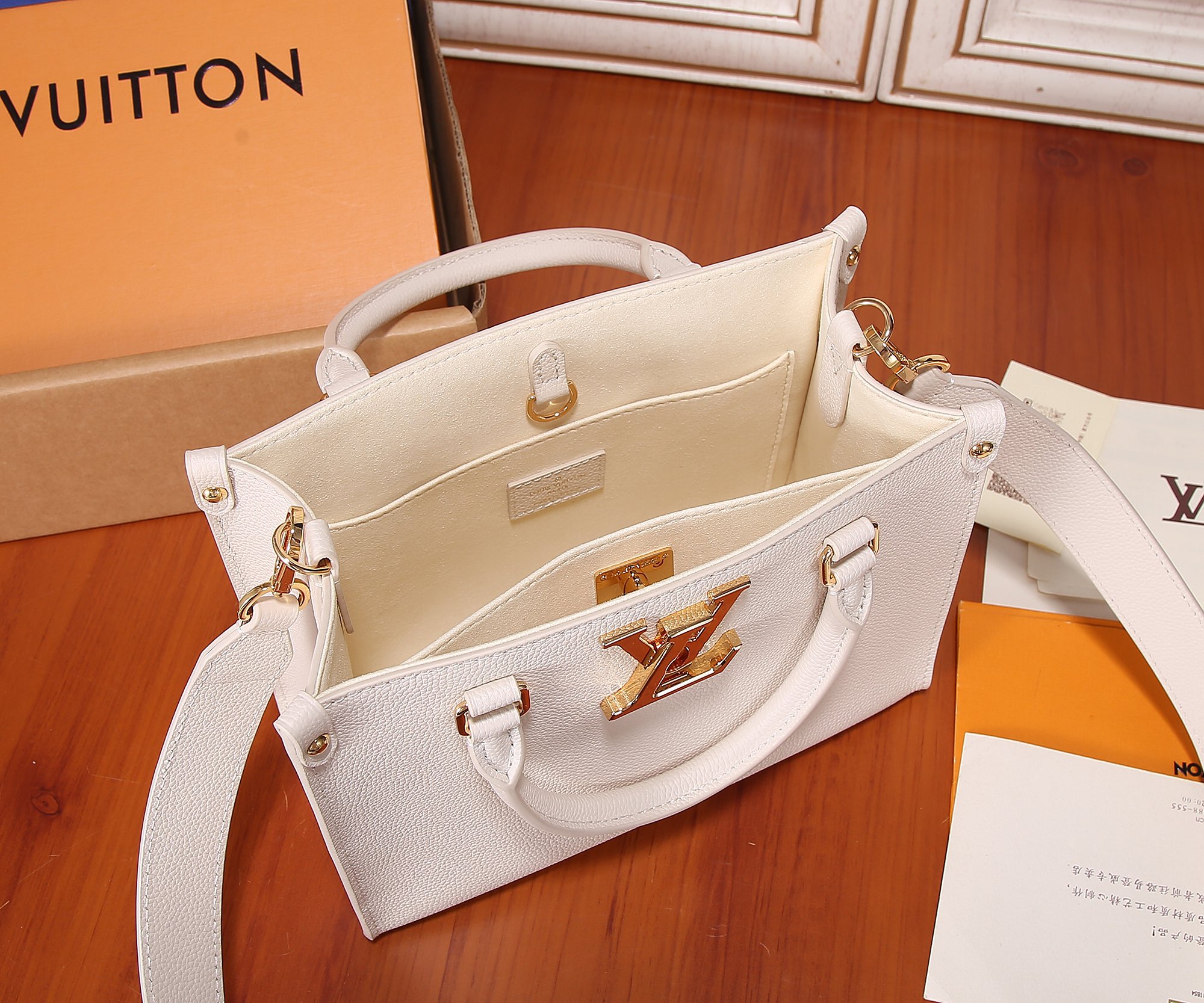 women L*ouis V*uitton Top Bag M23637