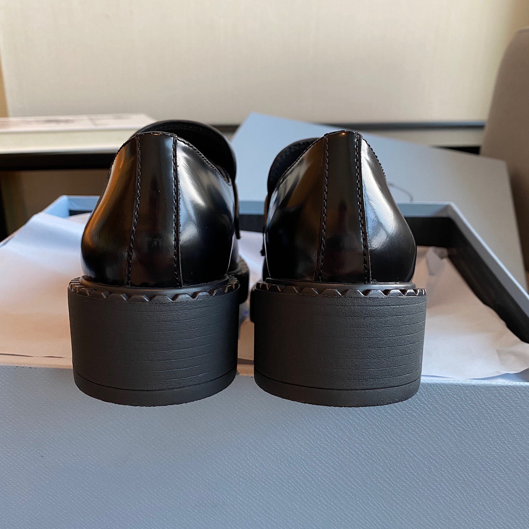 Women Top Quality P*rada shoes