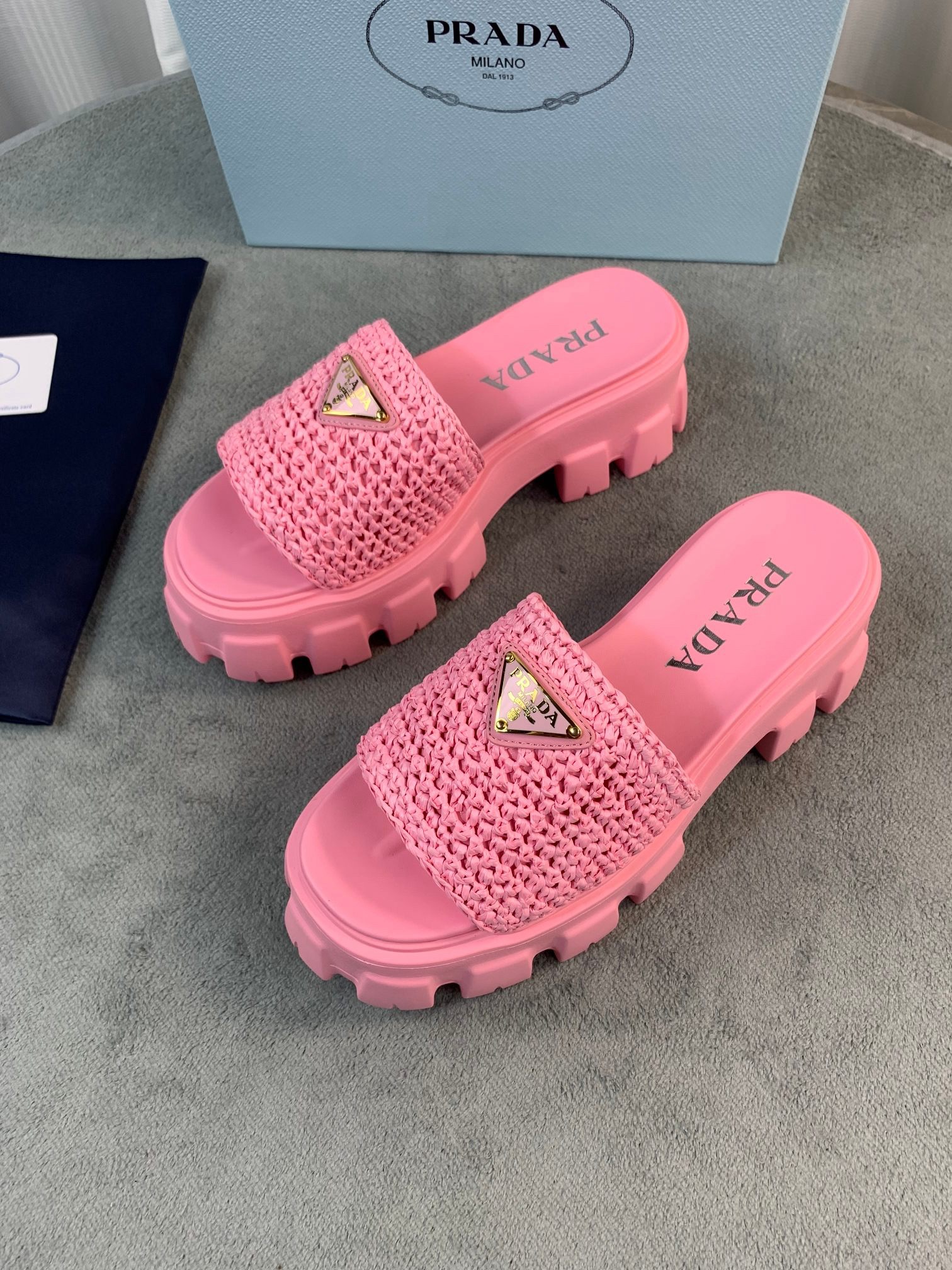 Women Top Quality P*rada shoes