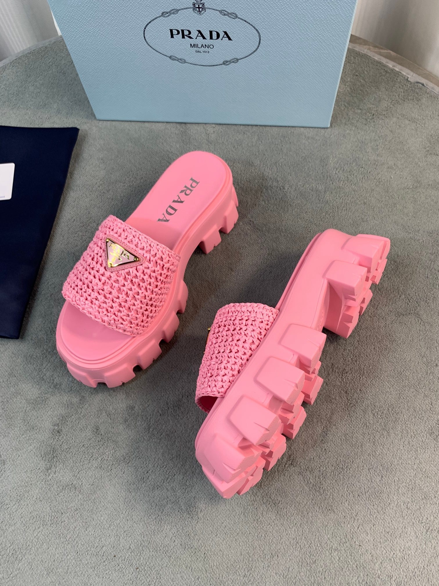 Women Top Quality P*rada shoes